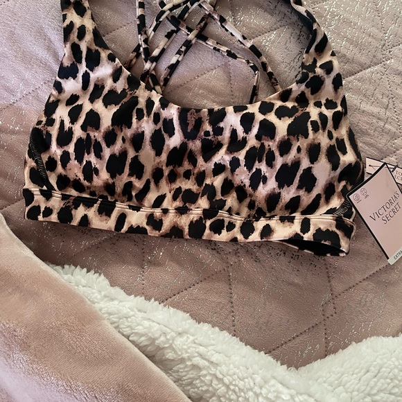 Victoria’s Secret Sports Bra 🔥 - Picture 2 of 4